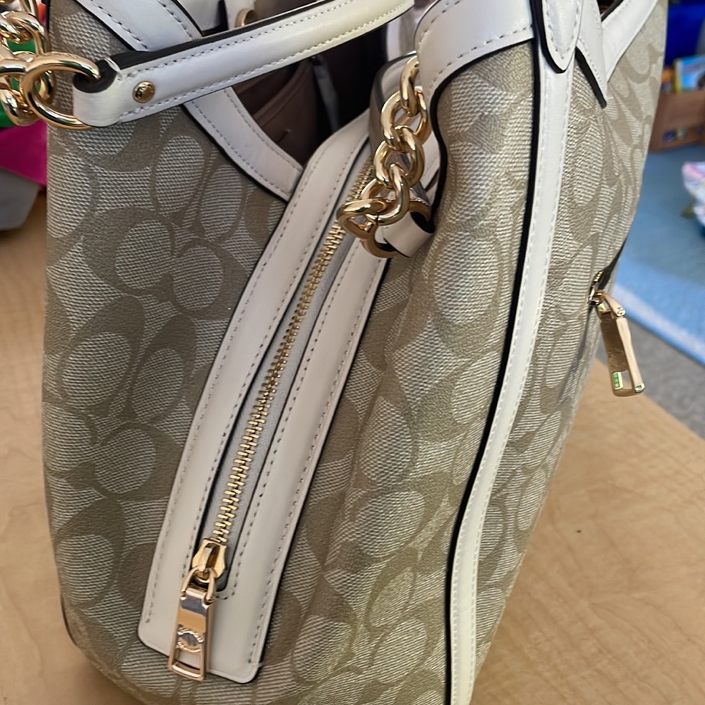 Coach - Picture 4 of 4